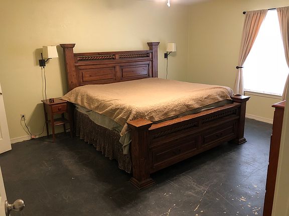 Master bedroom holds king si