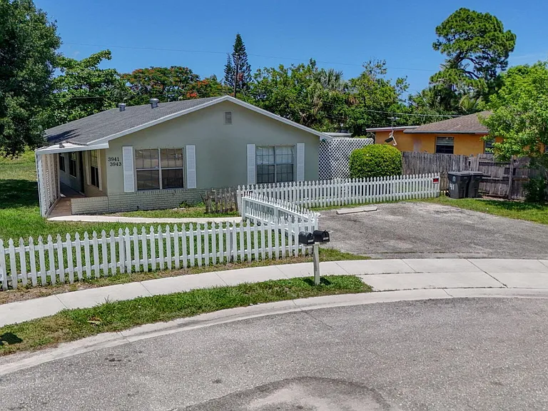 3943 Roan Ct W — Photo 36