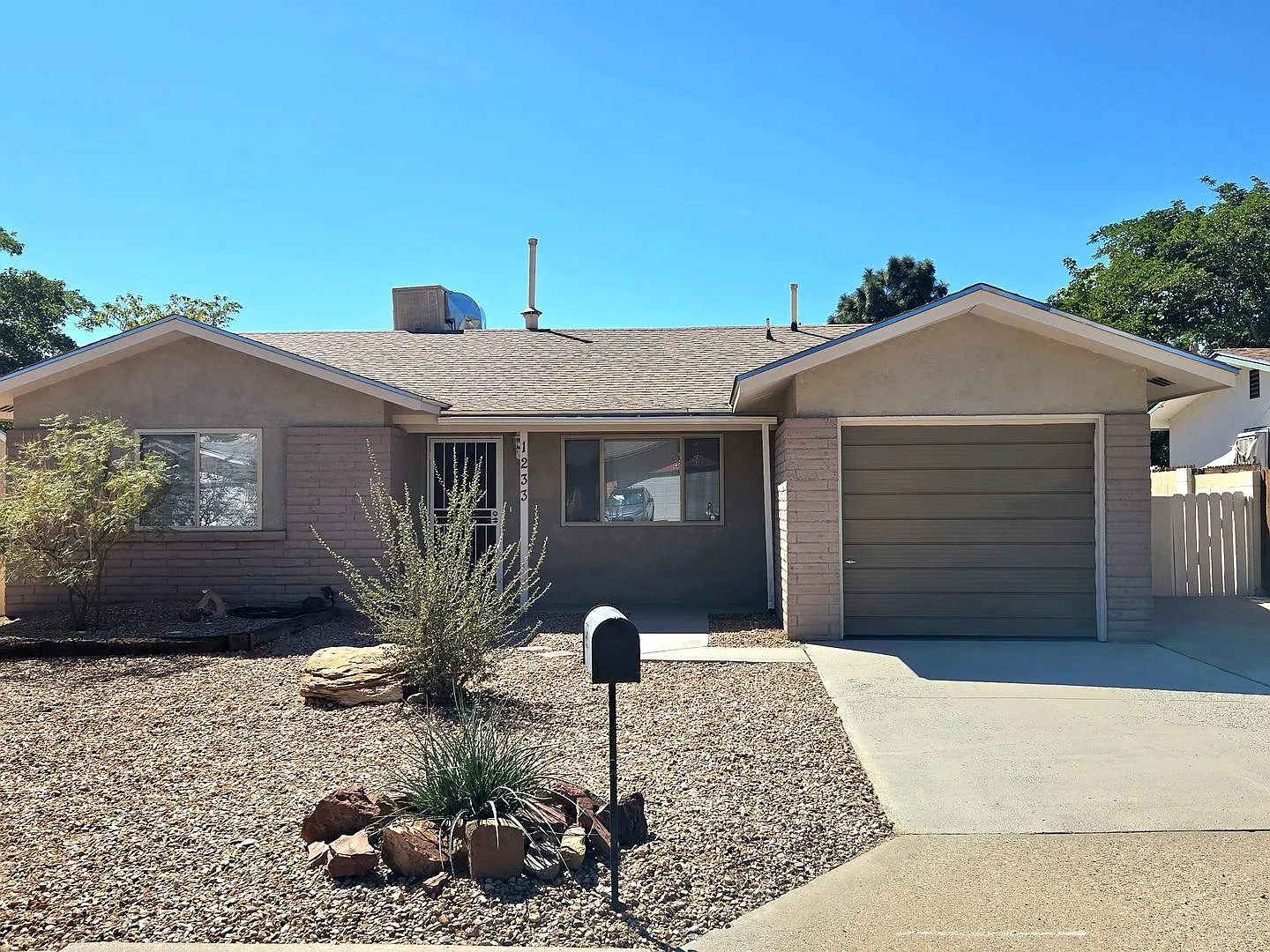 East Of Tramway Close To Kafb & Snl! — Photo 1