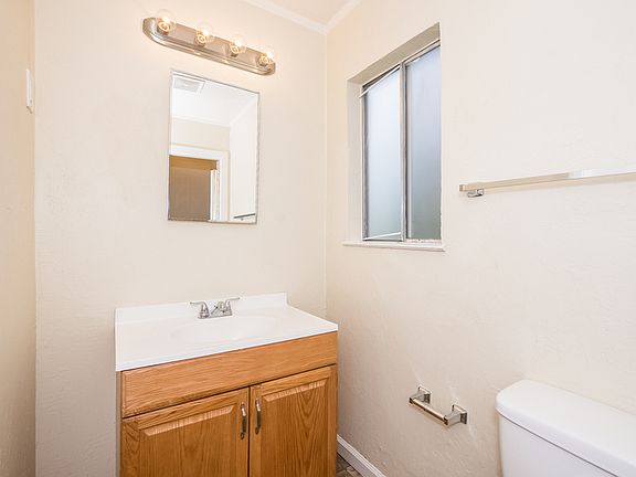 4th image of 2641 Hawthorne St
