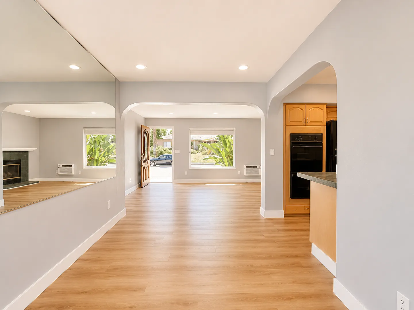 Amazing 3 Bedroom 2 Bath House in Best Neighborhood — Photo 3