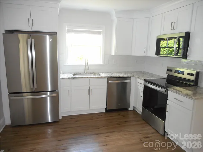 7556 Thorncliff Dr — Photo 4
