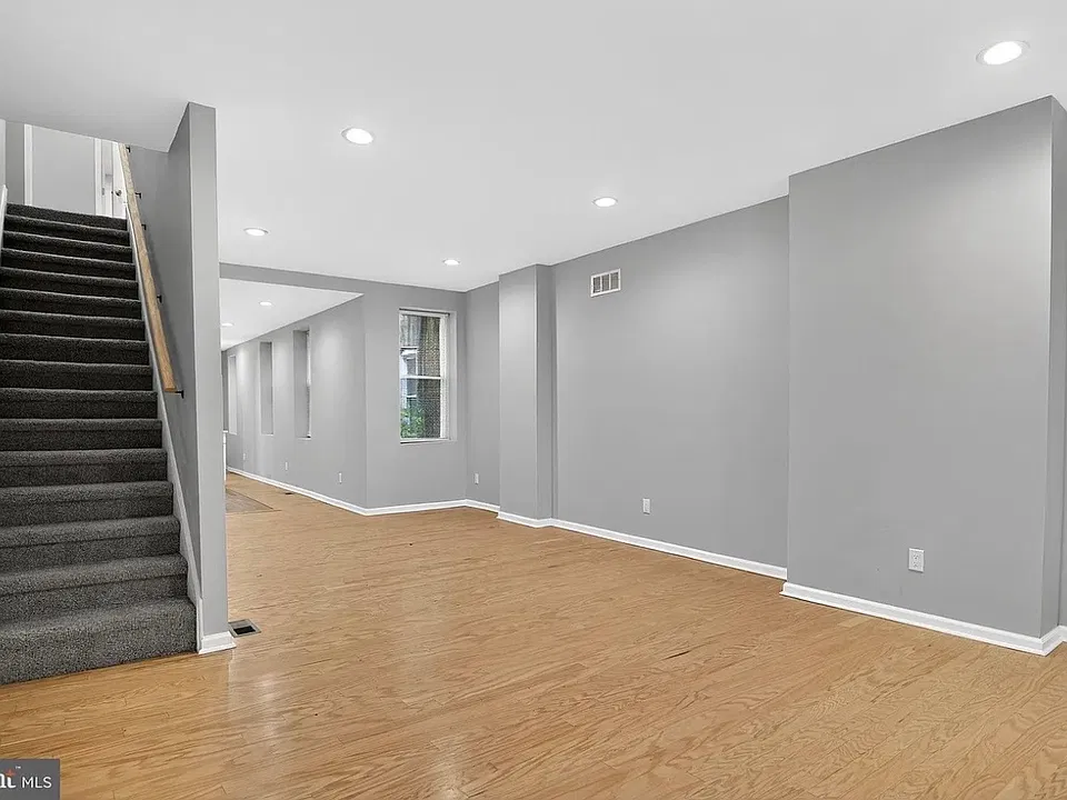 240 N Lombard St