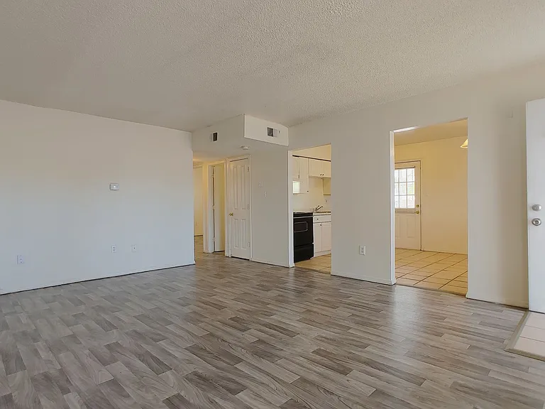 370 Atrisco Dr SW — Photo 2