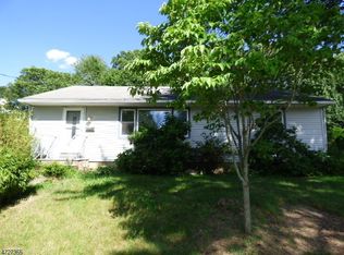 8 Valley View Dr, Mine Hill, NJ 07803