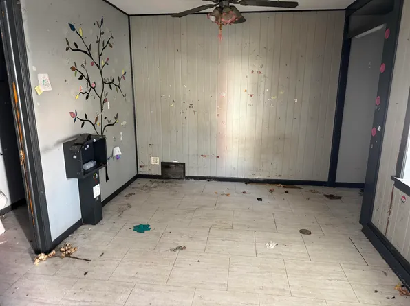 2 N Pearl St, Knox, IN 46534