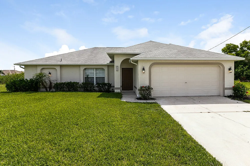 3 bed, 2.0 bath, 1479 sqft, $2,025 — Photo 1