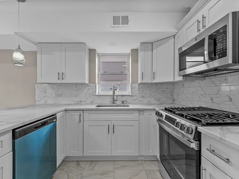 24-26 Garibaldi Ave #1 — Photo 5