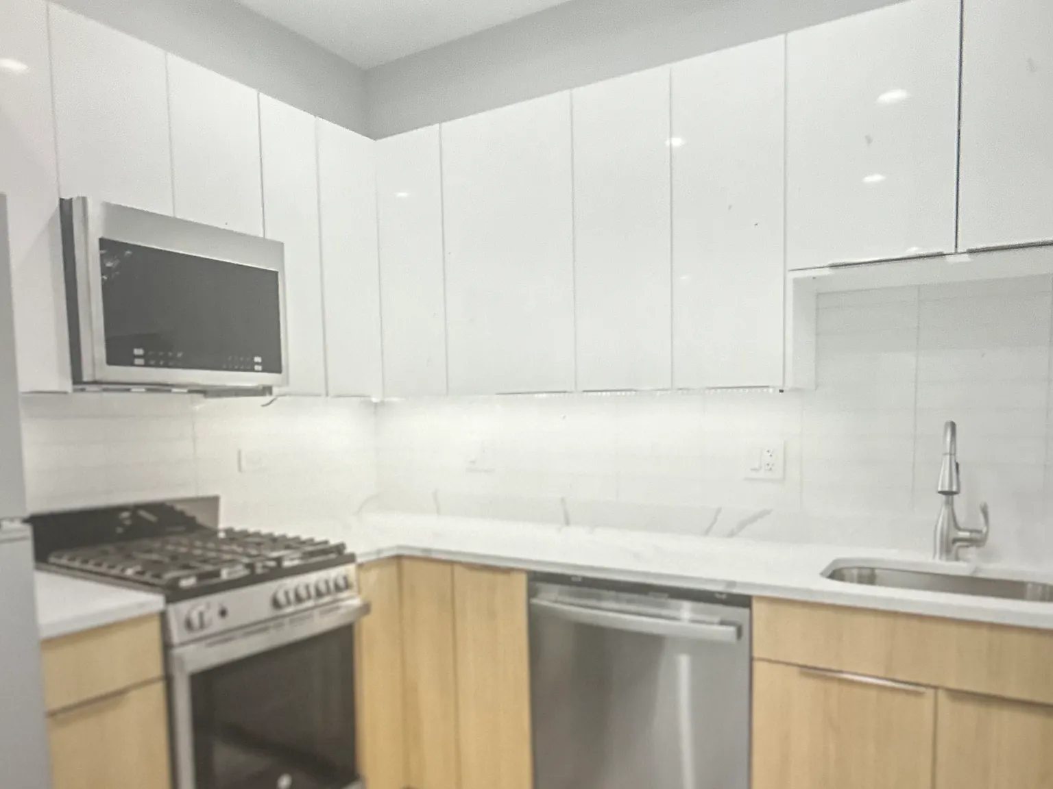 2 bed, 830 sqft, $2,400 — Photo 2