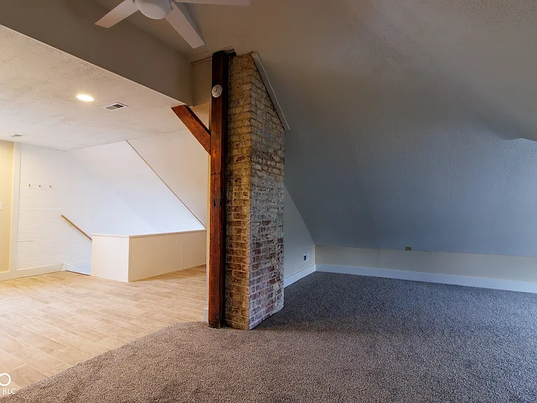 434 1/2 E New York St — Photo 11