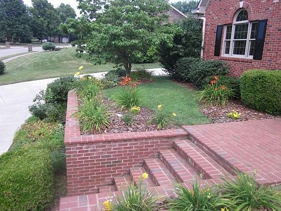 3rd image of 308 Hawthorne Dr