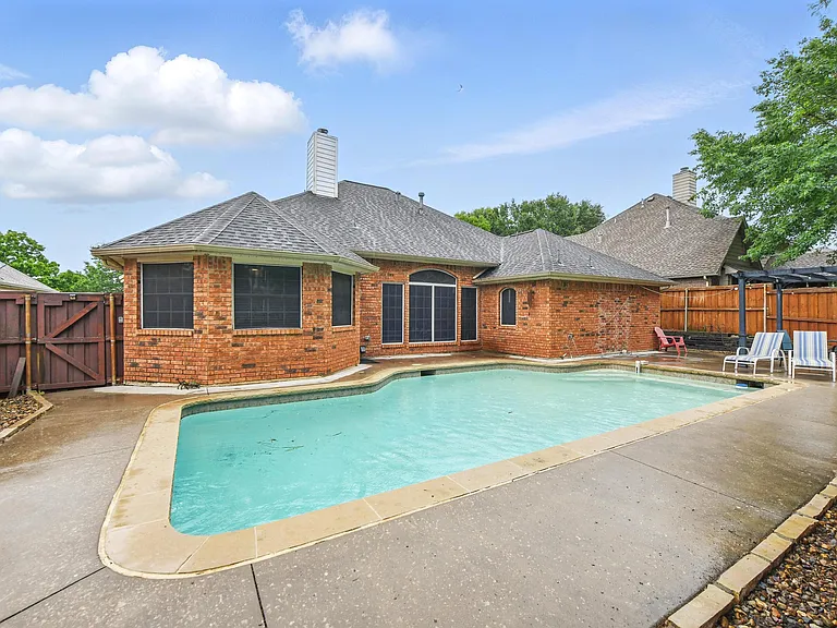 2432 Covington Dr — Photo 10