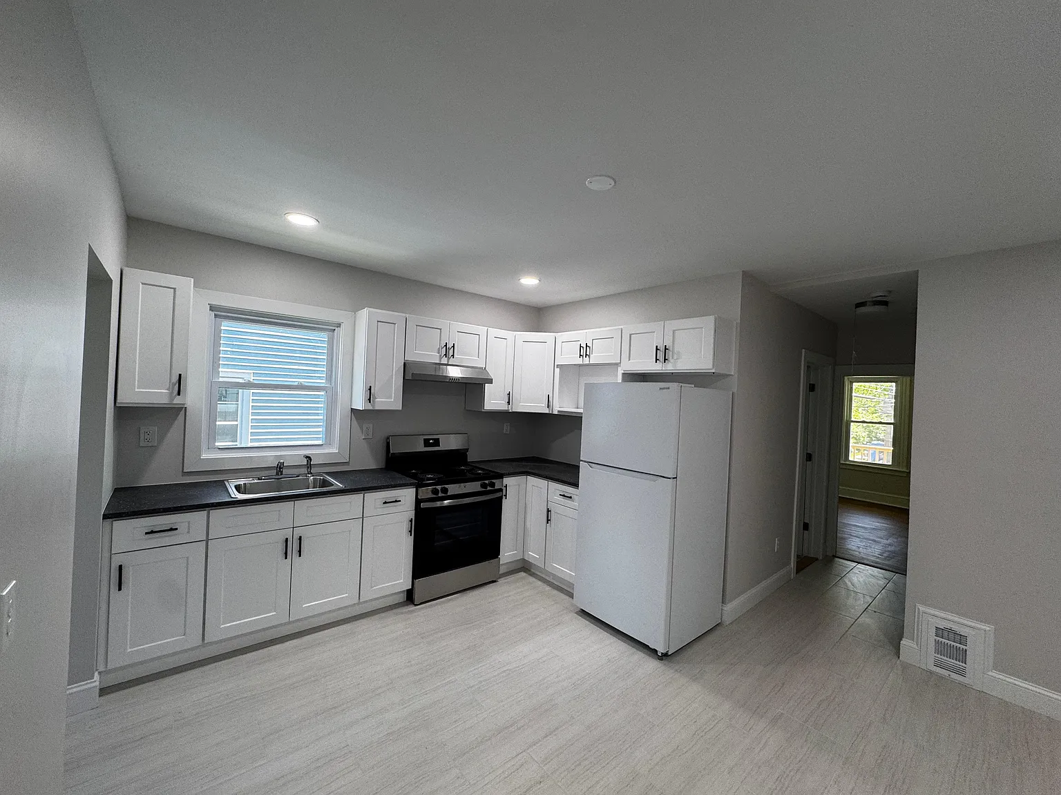 3 bed, 1270 sqft, $2,100 — Photo 3