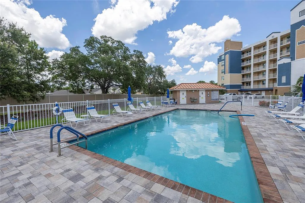 2 bed, 2.0 bath, 1324 sqft, $2,000 — Photo 4