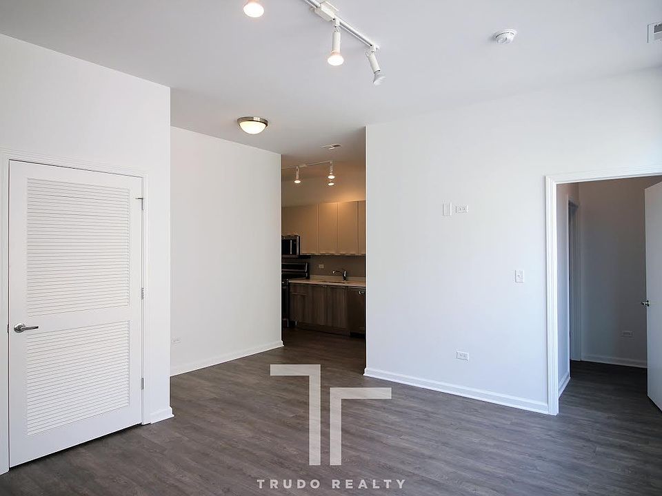 2nd image of 932 W Dakin St APT 0201