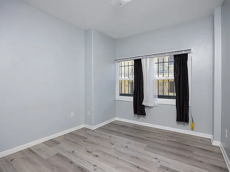 1220 W 27th St — Photo 22