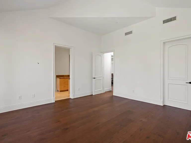 520 N Palm Dr — Photo 33