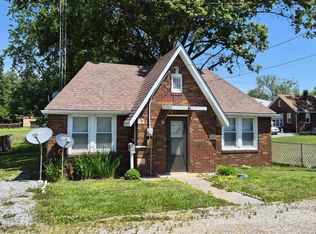 30 Wilson Ave, Albion, IL 62806