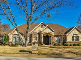 8925 Racquet Club Dr, Fort Worth, TX 76120