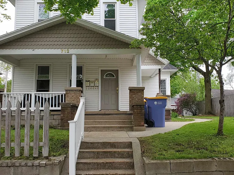 712 Fairview Ave NE #2 — Photo 1