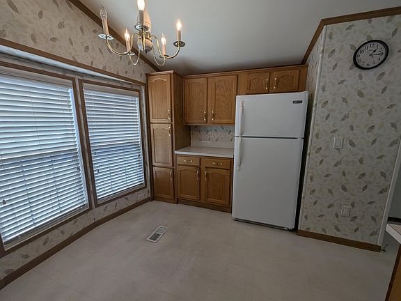 4th image of 430 S Shore Rd