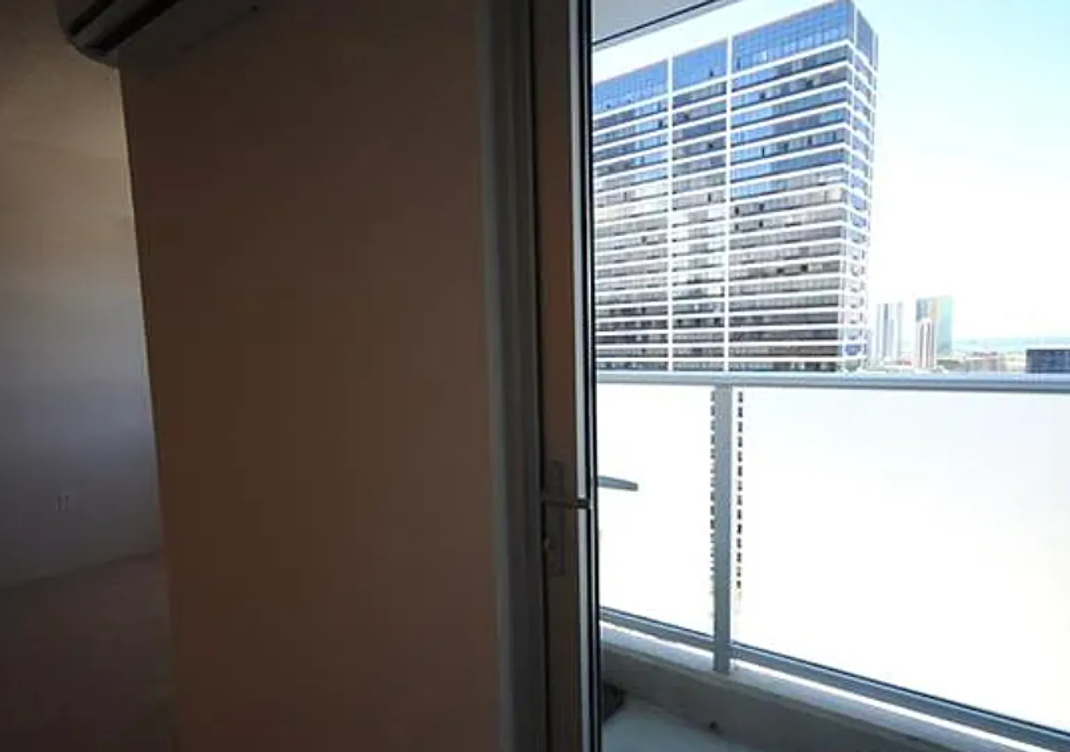 Studio with assigned parking in the heart of vibrant Kakaako! — Photo 2