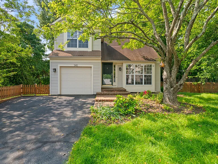 340 Foxridge Dr SW — Photo 2