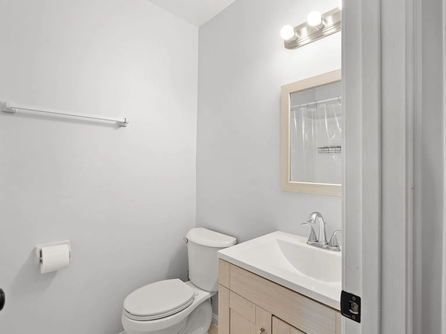 3 bed, 2024 sqft, $3,000 — Photo 4