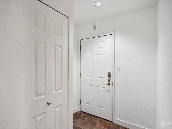 4th image of 909 N I Street #103