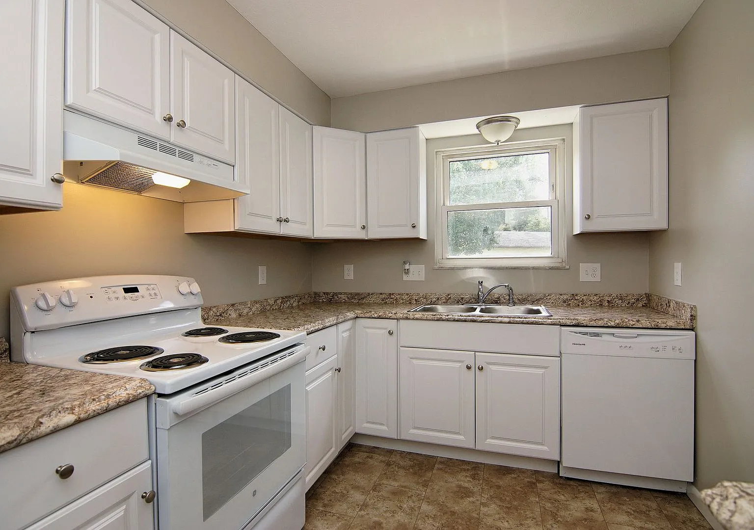 2 Bedroom, 1 Bathroom Apartment with Patio or Balcony at Parkridge Ct. - 960 Sq Ft — Photo 4