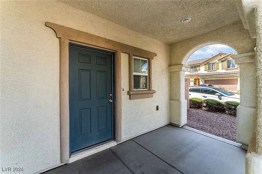 3 bed, 2.5 bath, 1390 sqft, $2,100 — Photo 2