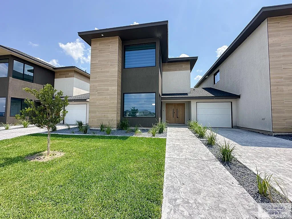 3 bed, 2.5 bath, 2024 sqft, $2,150 — Photo 1
