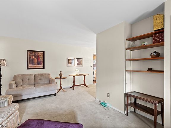 4th image of 308 Whitely St