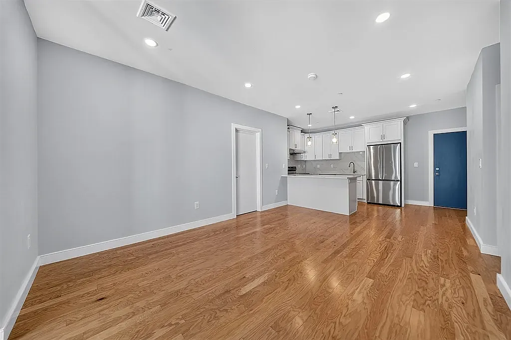 2 bed, 855 sqft, $2,700 — Photo 3