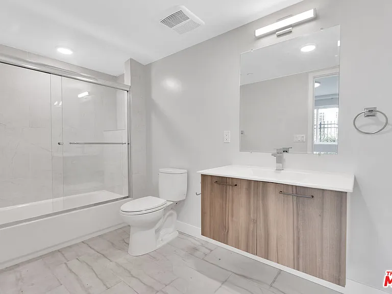 917 S Berendo St #101 — Photo 7