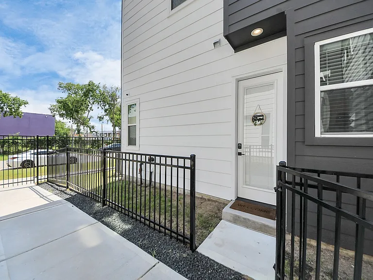 1102 Palmer St — Photo 7