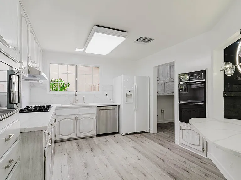 22515 Haynes St — Photo 16