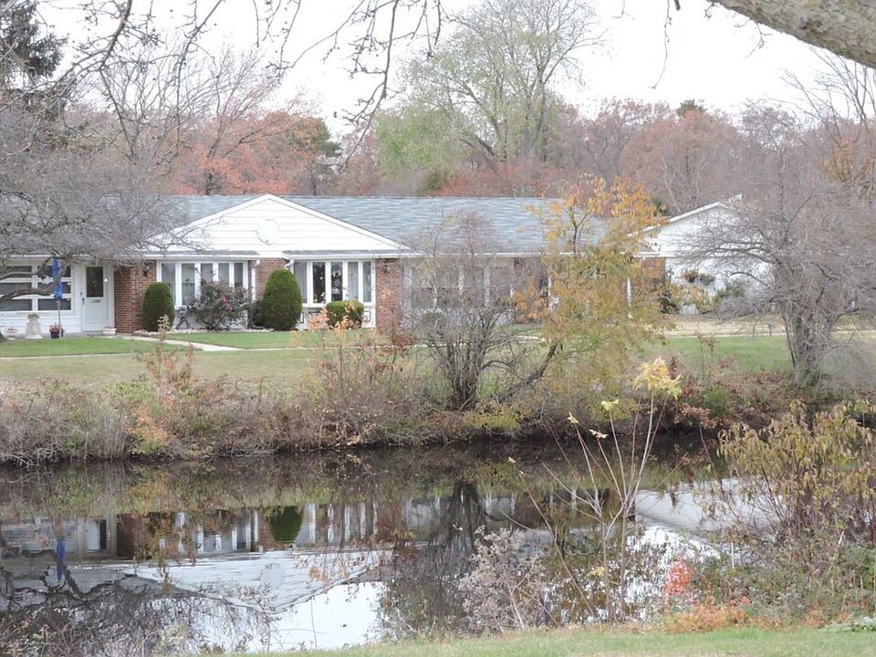 1st image of 332A Canterbury Ct