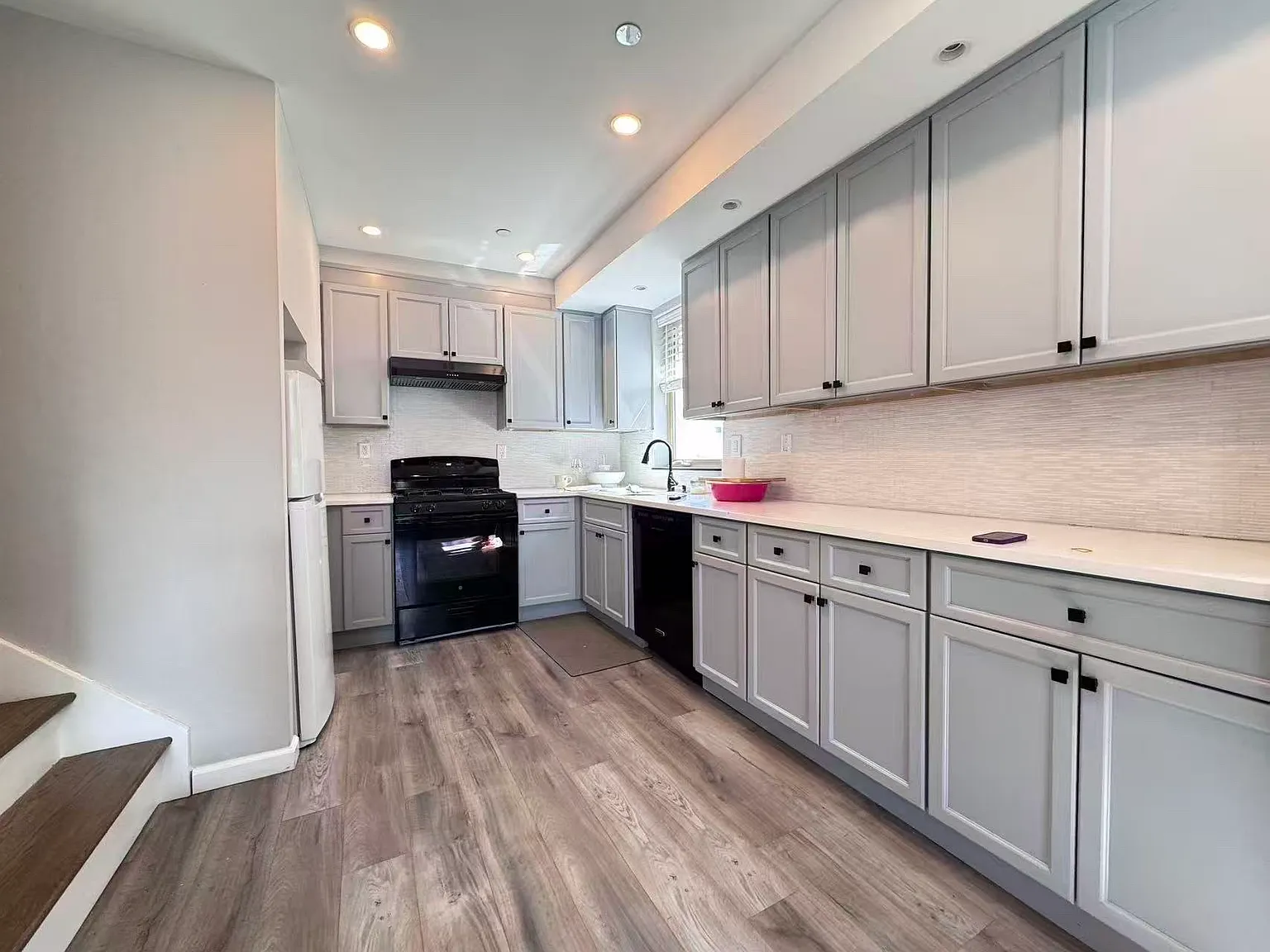 3 bed, 1.5 bath, 1500 sqft, $3,300 — Photo 1
