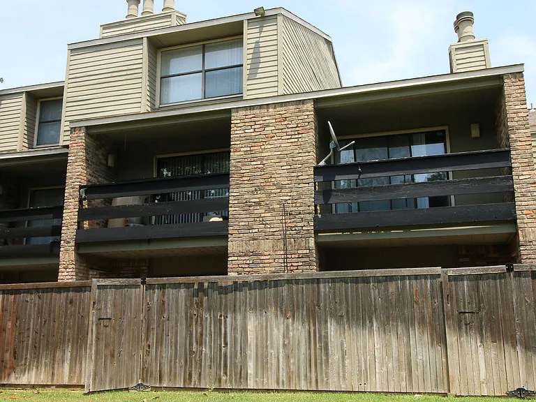 Preston Racquet Club Apartments — Photo 29