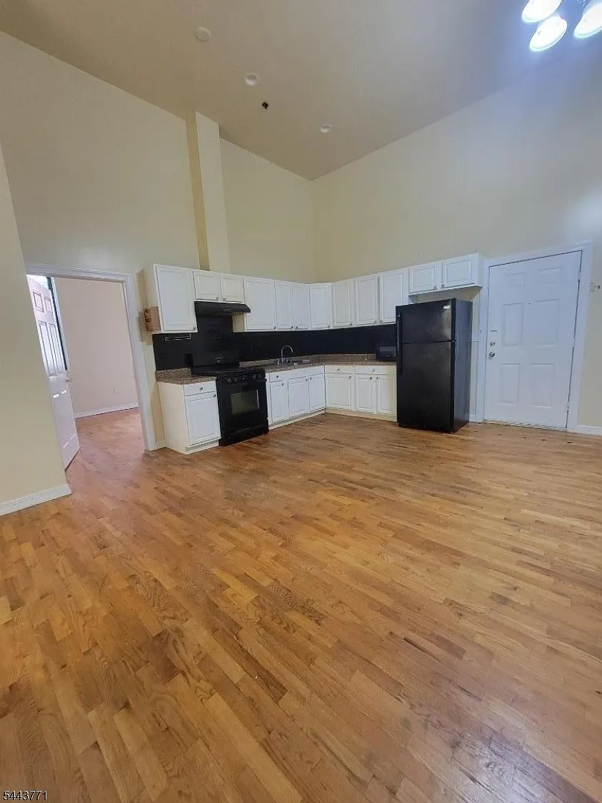 3 bed, 1.0 bath, $3,000 — Photo 4