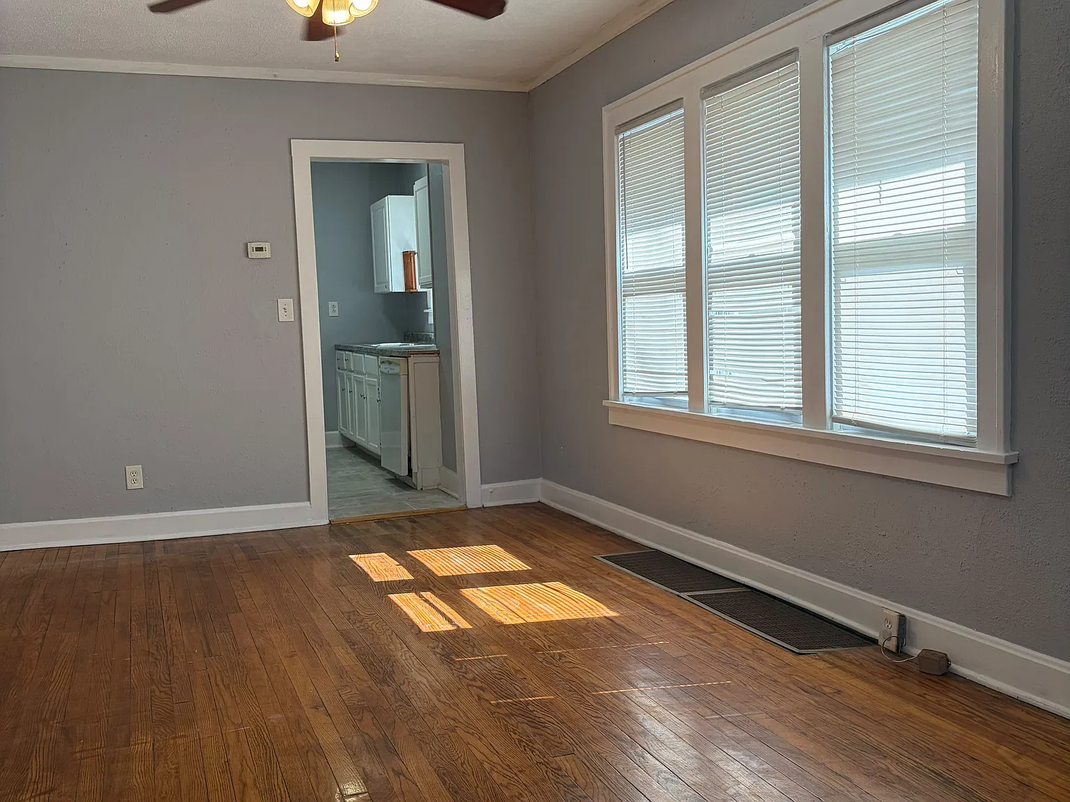 3 bed, 921 sqft, $1,300 — Photo 3