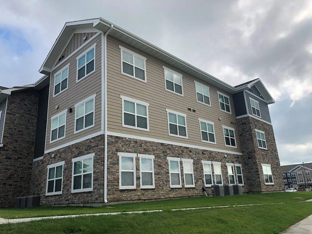 Auburn Apartments — Photo 2