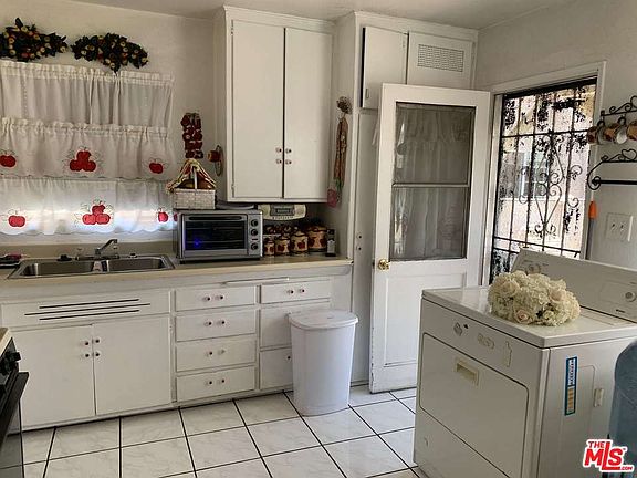 4th image of 1313 S Poinsettia Ave