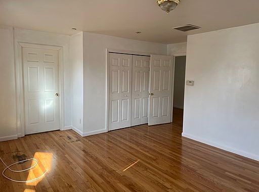 5th image of 304 Safford St #1