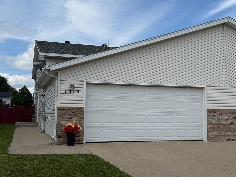 1st image of 1010 Oak Pl