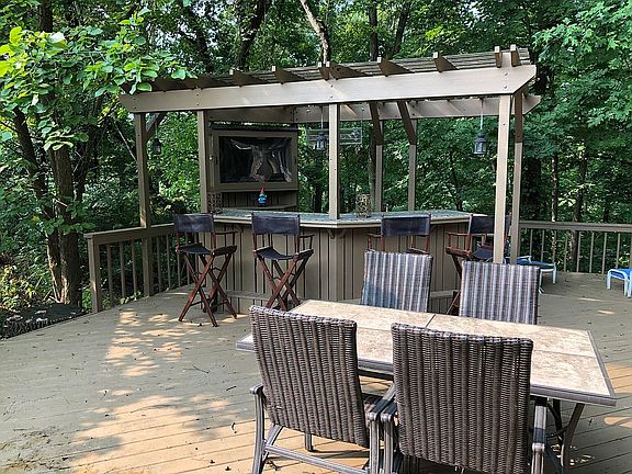 Bar, fridge & TV on deck
