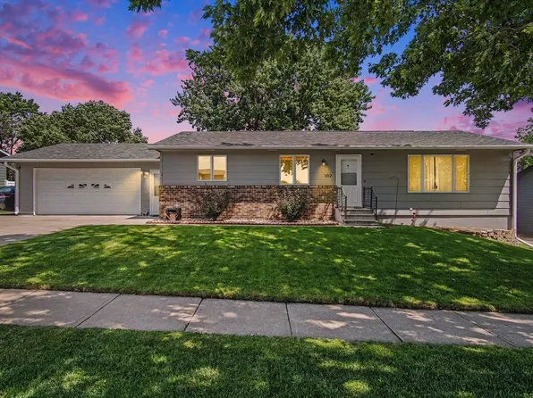 102 E 26th St, Yankton, SD 57078