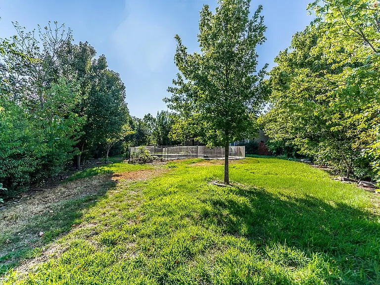 1913 Bradford Pear Sq — Photo 6