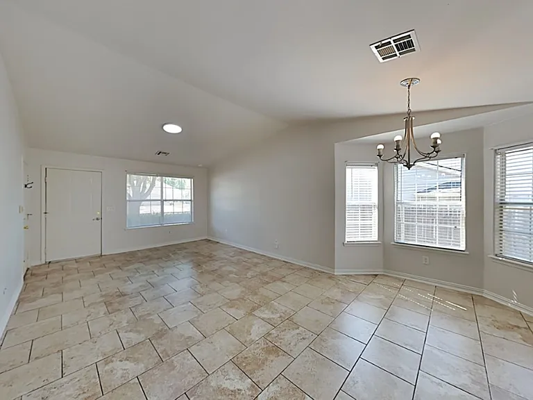 1117 Cedarcrest St — Photo 8